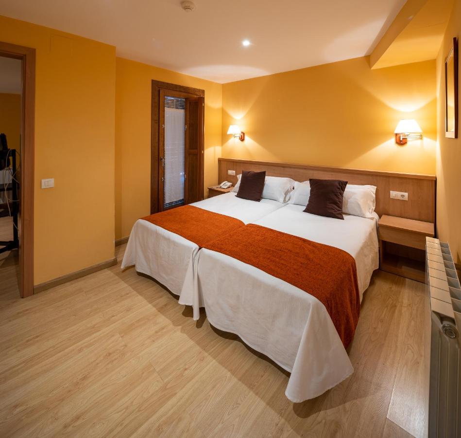 Hotel Ripoll سانت إلاري ساكالم المظهر الخارجي الصورة