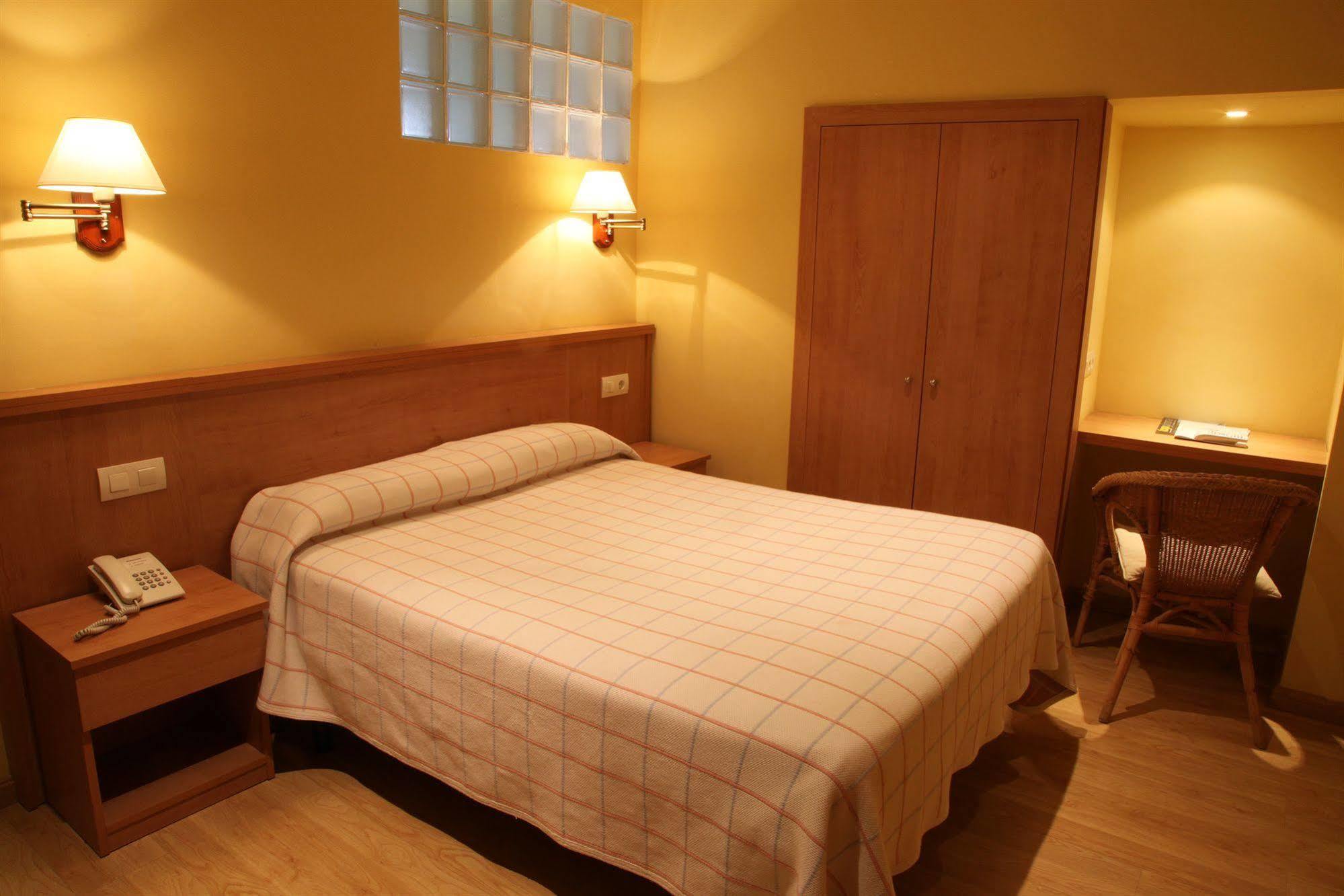Hotel Ripoll سانت إلاري ساكالم المظهر الخارجي الصورة